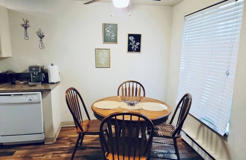 Corvallis Apartamento | The Study; a Summer Retreat