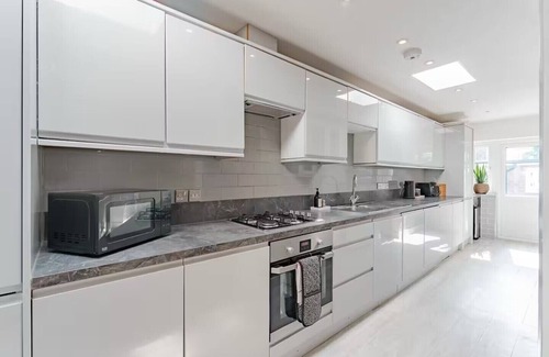 Leyton Apartamento | The Stylish Shamrock City Escape | Garden | 10 minutes from Westfield Stratford