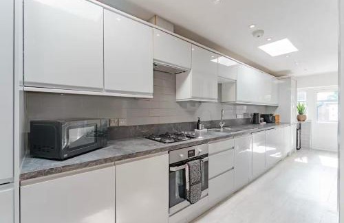 Leyton Apartamento | The Stylish Shamrock London Escape - Modern and Airy Apartment with Garden