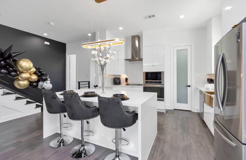 East Downtown Houston Casa | 🌟The Suite Spot🌟Downtown Skyline View🏙 Sleeps 12