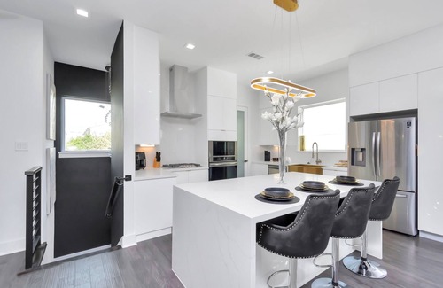 East Downtown Houston Casa | 🌟The Suite Spot🌟Downtown Skyline View🏙 Sleeps 12