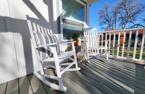 Staples Cabina | "The Suite" w/ King Bed - By The San Marcos River