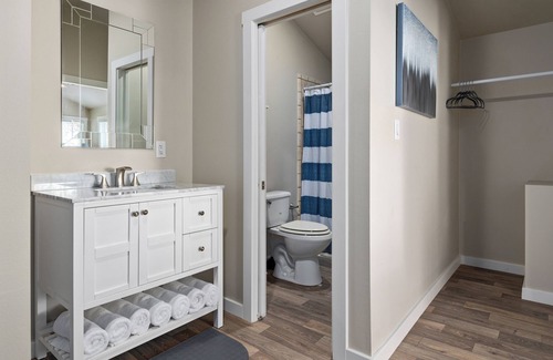 Staples Cabina | "The Suite" w/ King Bed - By The San Marcos River