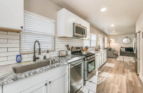 Amarillo Casa | The SuiteSpot Hot Tub EV Charger Mini-Golf Private Yard, Sleeps 6