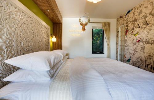 Newport Hotel | The Sun King at The Louie Boutique Motel, Walk to Everything! Dog Friendly!