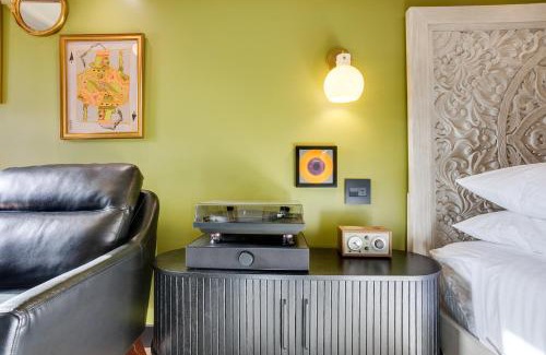 Newport Hotel | The Sun King at The Louie Boutique Motel, Walk to Everything! Dog Friendly!