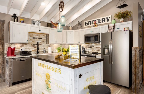 Alexander Otro | The Sunflower Barn