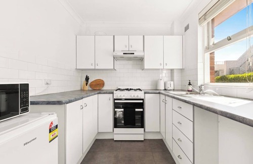 Mosman Apartamento | The Sunlit Fern Minutes from Dining and Coastline