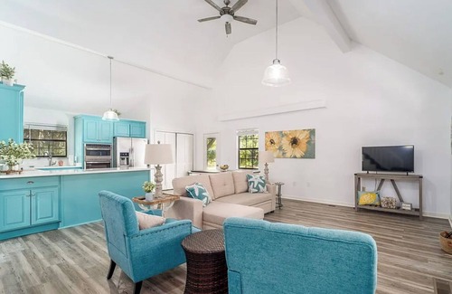 Brunswick Casa | The Sunny Cottage - Cozy River Retreat with Porch + Dock Access