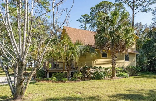 Brunswick Casa | The Sunny Cottage - Cozy River Retreat with Porch + Dock Access