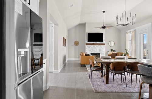 Elmo Casa | { The Sunrise Acre } 3 King Beds, Family Amenities