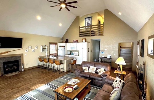 Geneva-on-the-Lake Casa | The Sunset Cottage - Lakefront with Private Beach
