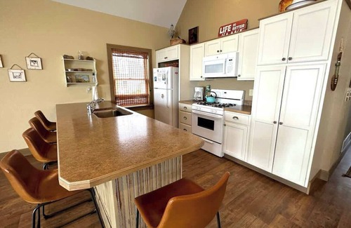 Geneva-on-the-Lake Casa | The Sunset Cottage - Lakefront with Private Beach