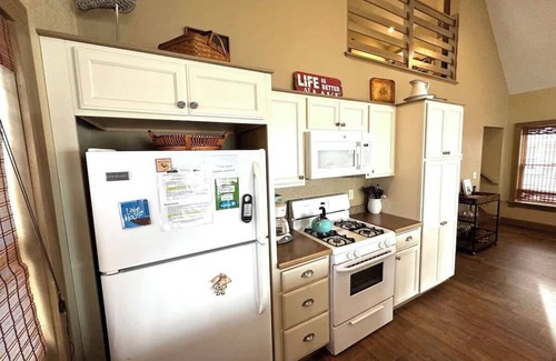 Geneva-on-the-Lake Casa | The Sunset Cottage - Lakefront with Private Beach