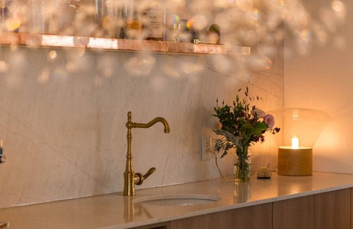 North End Apartamento | The Sunset Queen Suite - Boutique Guest Suite