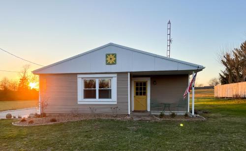 Greensburg Casa | The Sunshine Bungalow