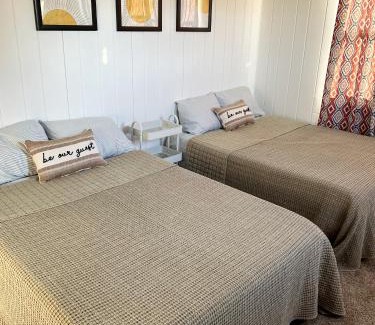 Greensburg Casa | The Sunshine Bungalow