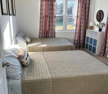 Greensburg Casa | The Sunshine Bungalow