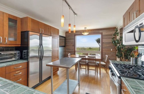 Outer Sunset Casa | The Surf Shack - Beachfront urban Oasis, Hot Tub