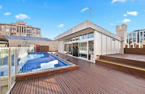 East Melbourne Apartamento | The Sweet Escape - Chic Apartment with Rooftop Pool