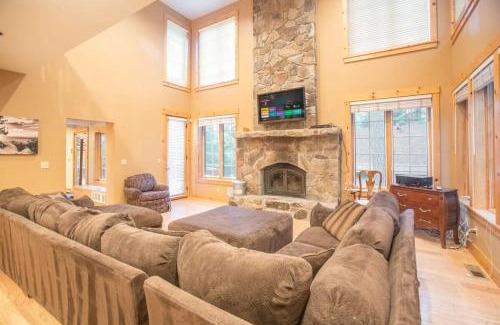 Carnelian Bay Casa | The Tallac Lodge Hot Tub Walk 2 Beach