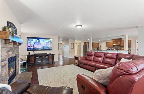 Southwest Ada County Alliance Casa | The Tangle by Host Boise - 4500sqft Boise Home| 9 Beds & Dual Master| 85" TV