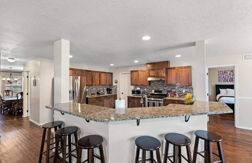 Southwest Ada County Alliance Casa | The Tangle by Host Boise - 4500sqft Boise Home| 9 Beds & Dual Master| 85" TV