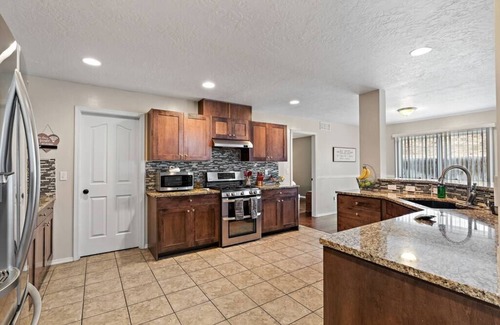 Southwest Ada County Alliance Casa | The Tangle by Host Boise - 4500sqft Boise Home| 9 Beds & Dual Master| 85" TV