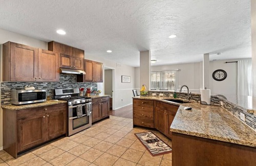 Southwest Ada County Alliance Casa | The Tangle by Host Boise - 4500sqft Boise Home| 9 Beds & Dual Master| 85" TV