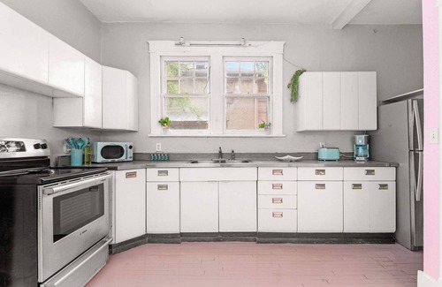 Hillsboro Village Casa | The Taylor Swift + Dolly Mansion Music Row