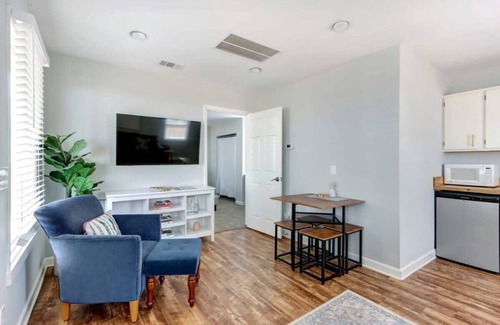 Beach Institute Apartamento | The Tea Olive Cottage, Quaint | Pet-Friendly!