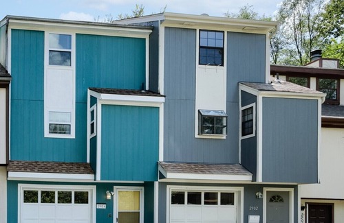 Midtown - Westport Casa | The Teal Townhouse Near KU Med and Central to Many KC Landmarks/Attractions