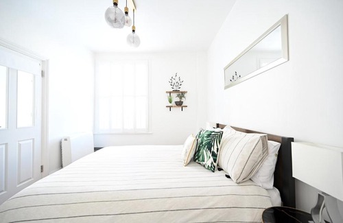 City Centre Casa | The Teapot Cottage in Town Centre FREE Parking