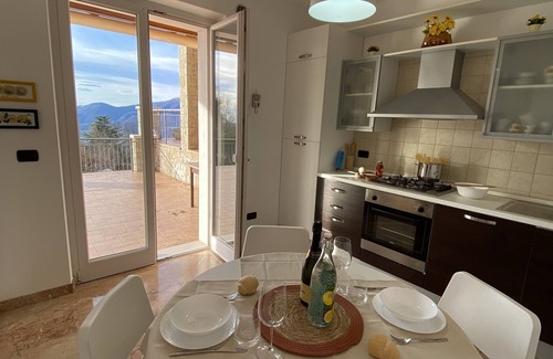 Torri del Benaco Villa | Villa con gran terraza con vista al lago.