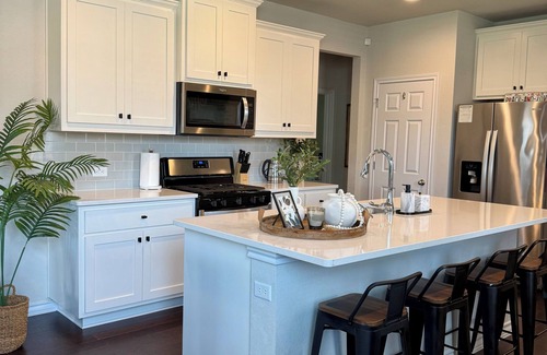 Austin Casa | The Terracotta Loft- Community Pool- Close to airport and Austin Downtown