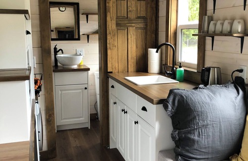 Courtenay Cabina | Cozy Tiny Home in the Country - Close to Mt. Washington, Cumberland & Courtenay