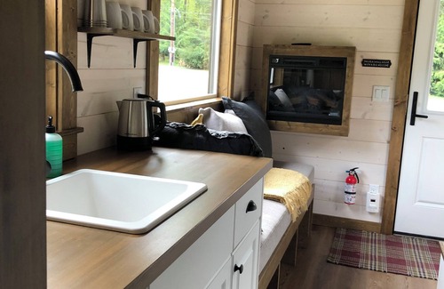 Courtenay Cabina | Cozy Tiny Home in the Country - Close to Mt. Washington, Cumberland & Courtenay