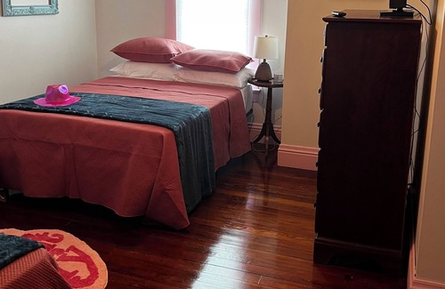 Gordonville Casa | THE THOMAS! Large, Private home-Salon and shop included, Perfect for parties!