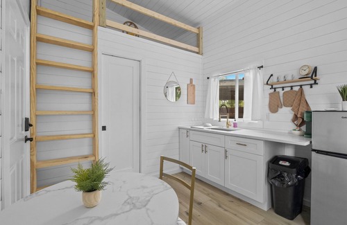 Apache Shores Cabina | The Tiny Oasis: Luxe Stay with Deck & Private Pool
