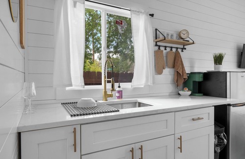Apache Shores Cabina | The Tiny Oasis: Luxe Stay with Deck & Private Pool
