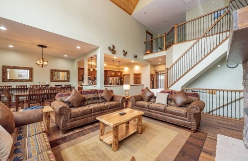 Waterfront Greens Casa | The Tippy Canoe - Luxurious 8BR - Indoor Pool & Hot Tub - Deep Creek Lake - FREE