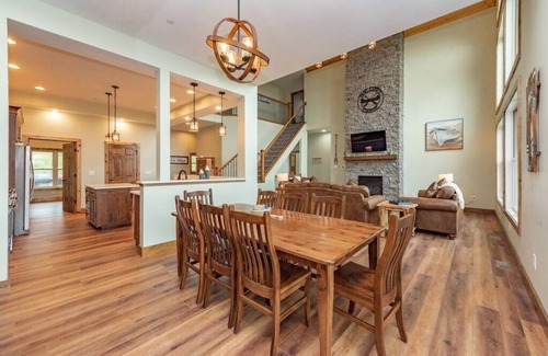 Waterfront Greens Casa | The Tippy Canoe - Luxurious 8BR - Indoor Pool & Hot Tub - Deep Creek Lake - FREE