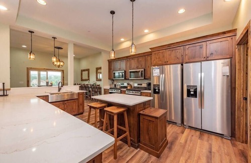 Waterfront Greens Casa | The Tippy Canoe - Luxurious 8BR - Indoor Pool & Hot Tub - Deep Creek Lake - FREE
