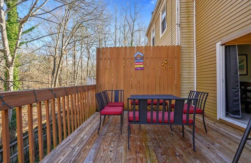 North Raleigh Casa | The Townhouse by the Creek! Relocation or Vacation