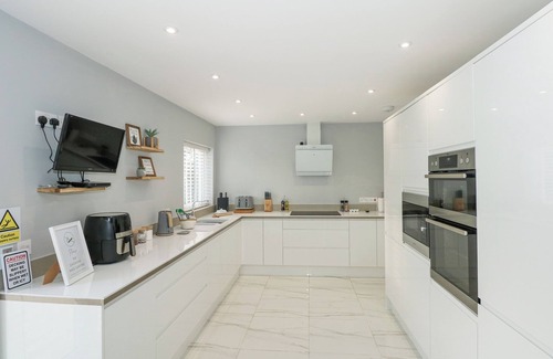 Llanfechell Cabaña | THE TRANQUIL RETREAT, pet friendly, with hot tub in Llanfechell