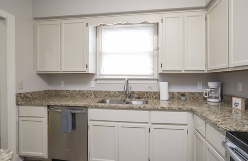 West End Casa | "The Traveller" 2bd Townhome off WEST END! 8 min ->DT!