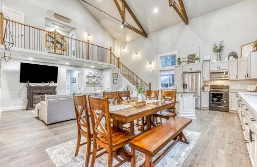Welches Casa | The Tree Cabin, Pleasant Pines, & Cozy Casita