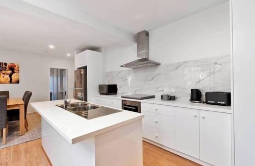 Taroona Casa | "The Tree House Hobart" -10kms to CBD-Sleeps 8.