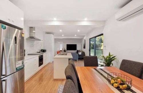Taroona Casa | "The Tree House Hobart" -10kms to CBD-Sleeps 8.