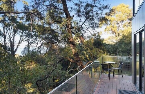 Taroona Casa | "The Tree House Hobart" -10kms to CBD-Sleeps 8.